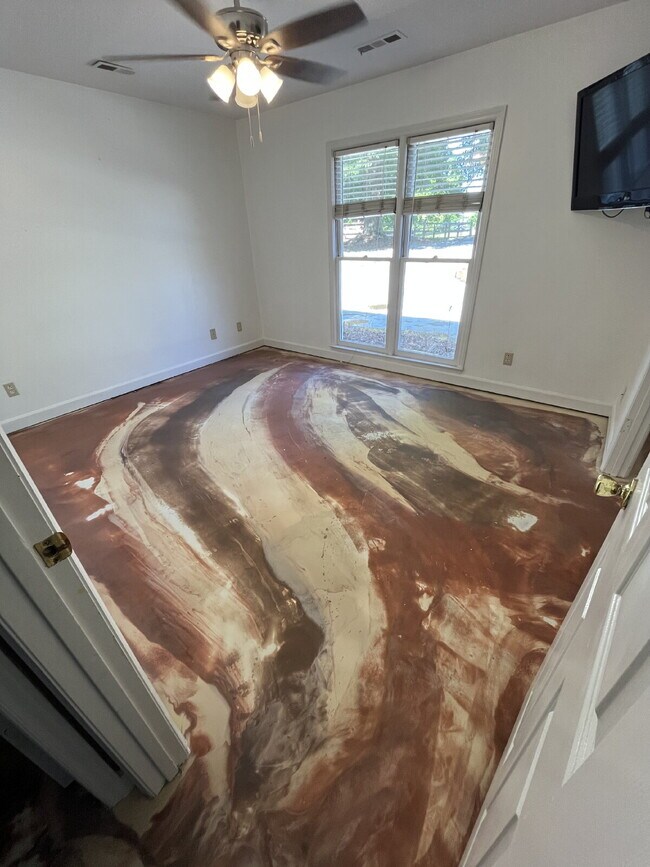 Building Photo - "Charming 3-Bedroom Retreat with Granite Elegance & Cozy Fireplace in Kernersville!"