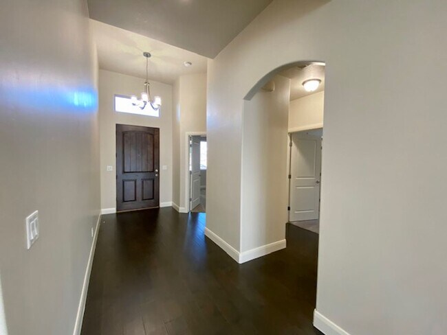 Building Photo - SPACIOUS HOME FOR RENT!