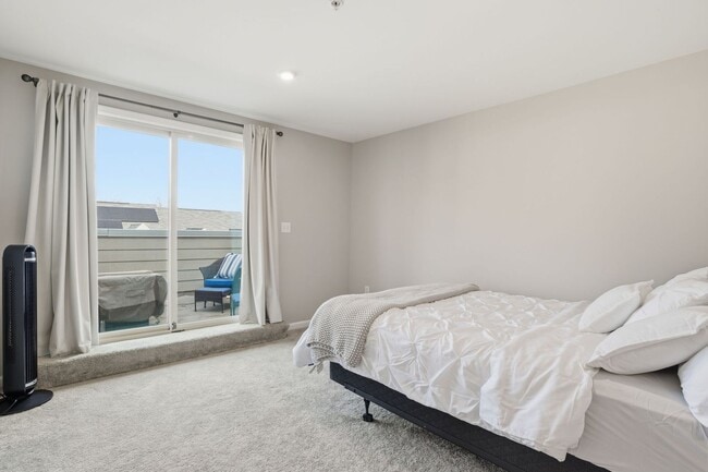 Building Photo - Stunning 3BR Townhome with Roof Deck in Reserves at Dakota Crossing!