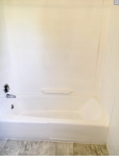 tub - 24 Hobart Ln