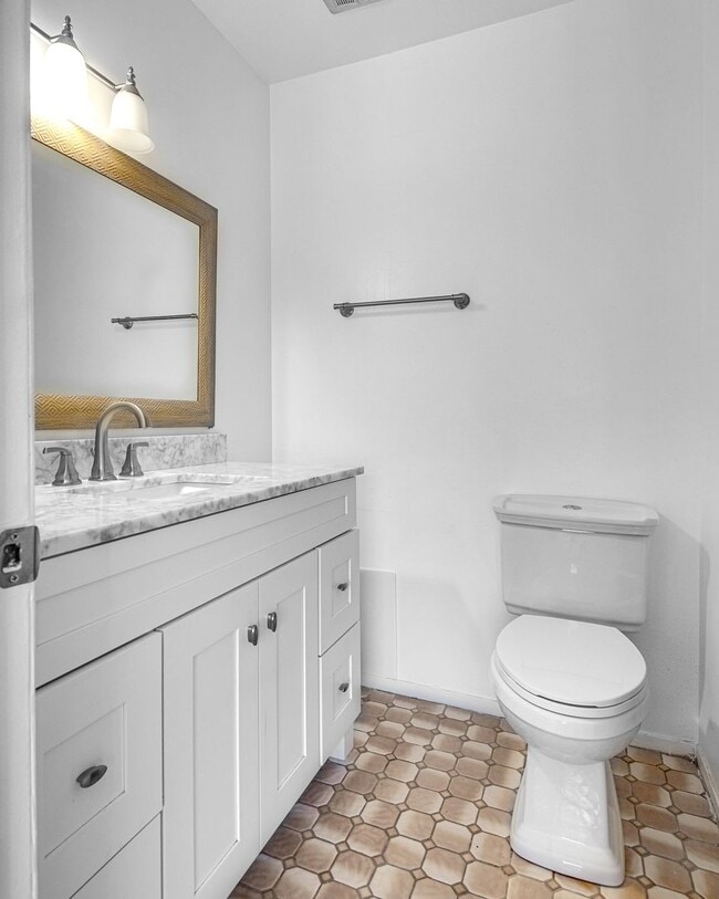 Building Photo - One Story Two Bedroom plus Den Townhouse