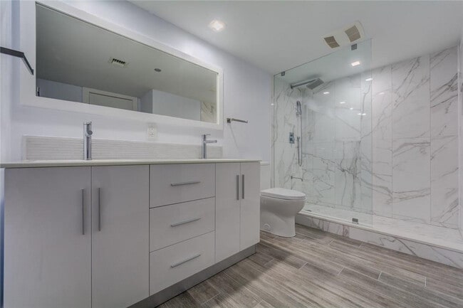 Building Photo - 625 Oaks Dr