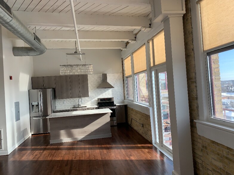 Building Photo - 215 W Maple St