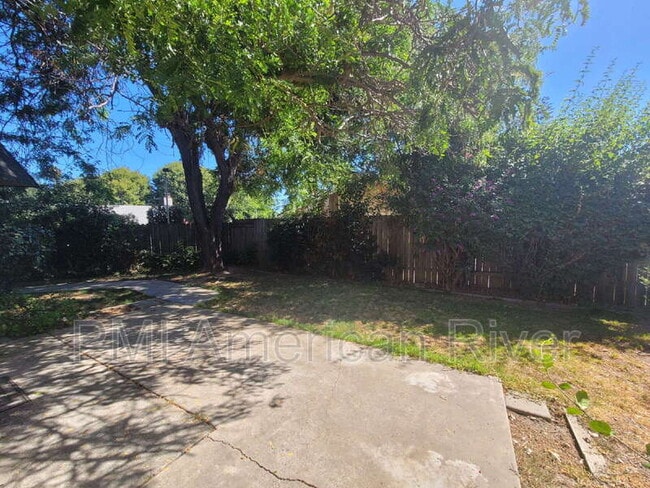 Building Photo - 977 Briarcrest Way