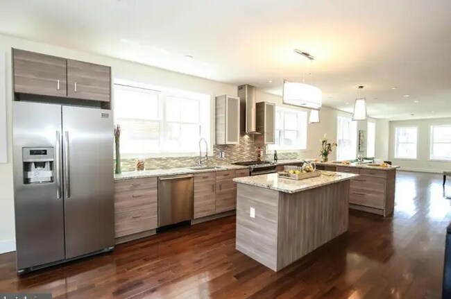 Building Photo - 811-818 8th St NE