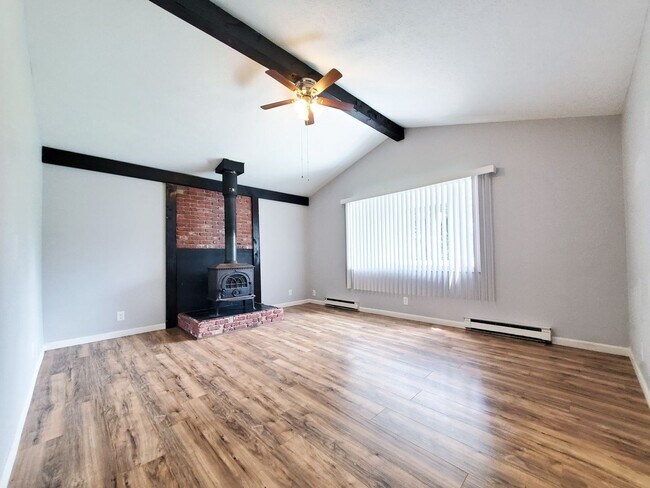 Building Photo - 3 Bed - 1 Bath Cape Cod for Rent in Euclid