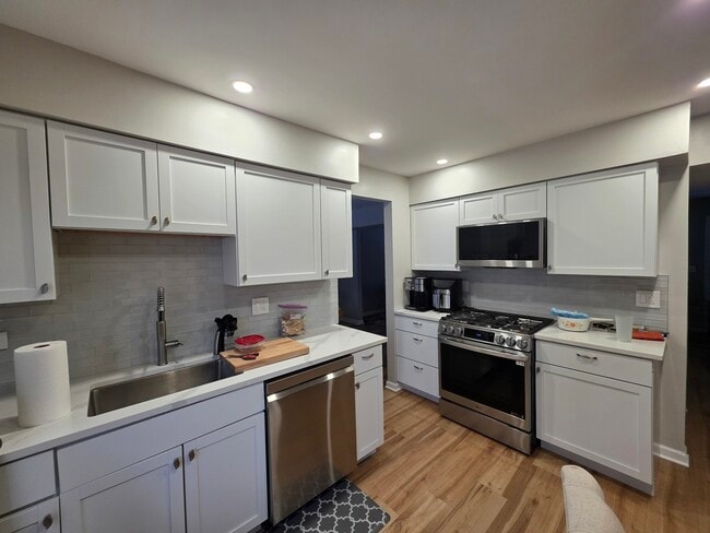 Building Photo - 713 Old Post Rd