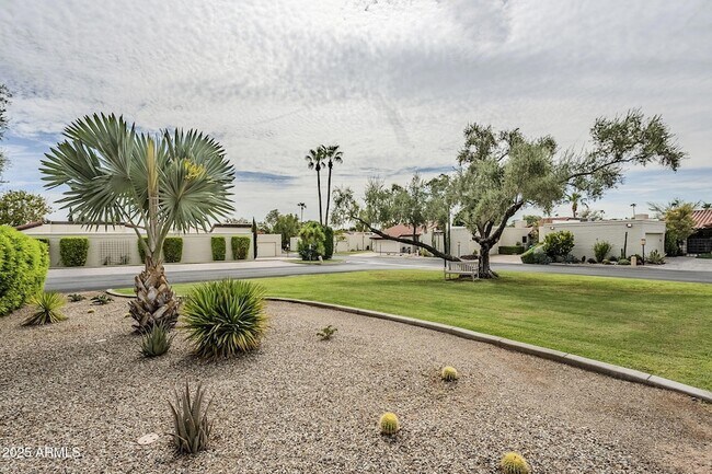Building Photo - 7322 E Sierra Vista Dr