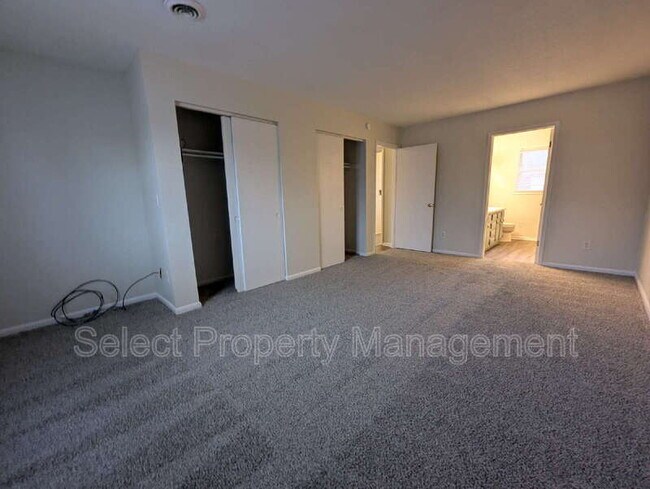 Building Photo - 924 E Washington Center Rd