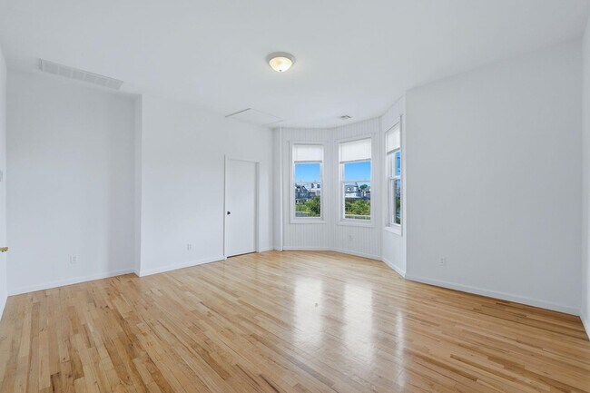 Building Photo - 211 20th St