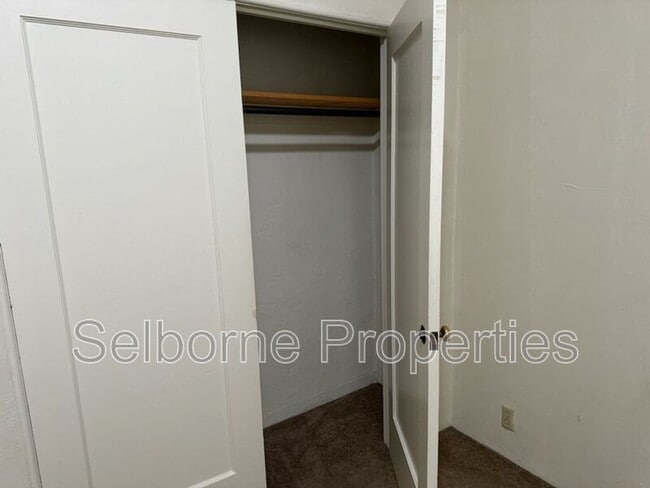 Building Photo - 2609 Ivy Dr