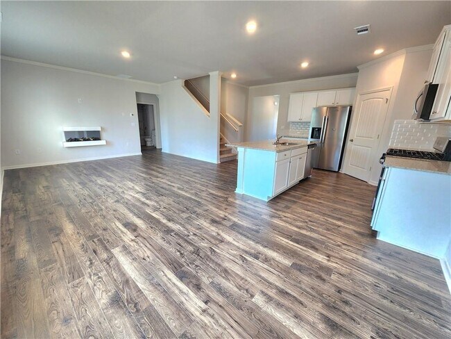 Building Photo - 383 King Vlg