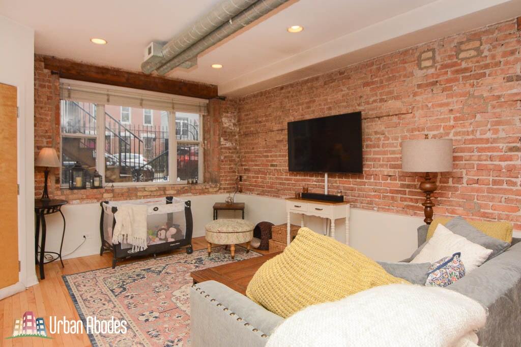 Building Photo - 1723 W Erie St