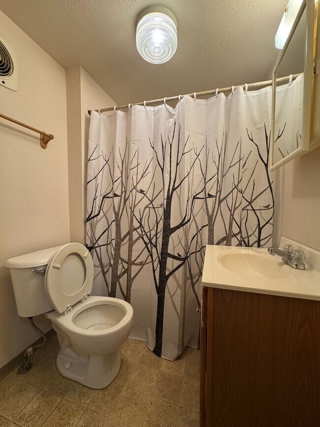 Building Photo - Cozy 2-Bed with Spacious Living, Parking, ...