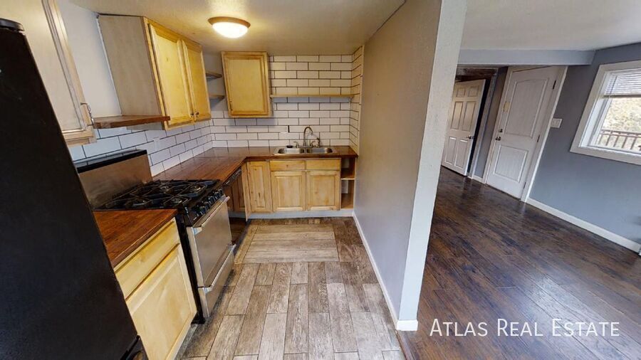 Building Photo - 406 S 10th St