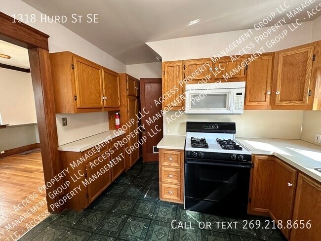 Building Photo - Eastown Three Bedroom Clean Home