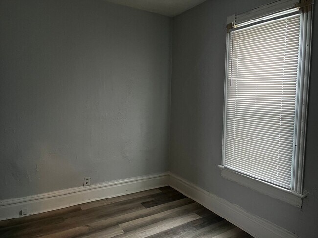 Building Photo - Welcome to the 3 Bedroom Home West Peoria
