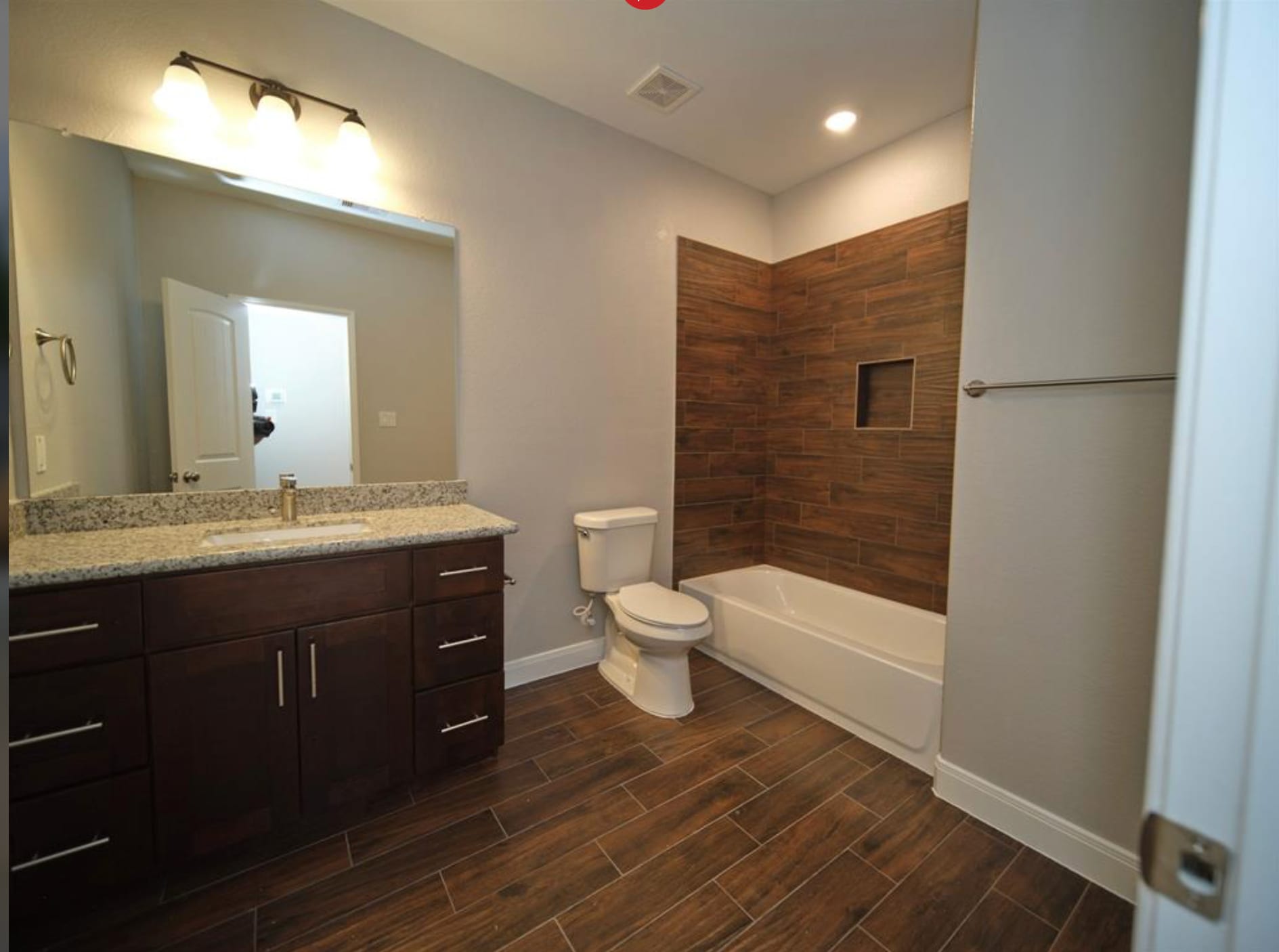 Guestbathroom - 4822 Falls St