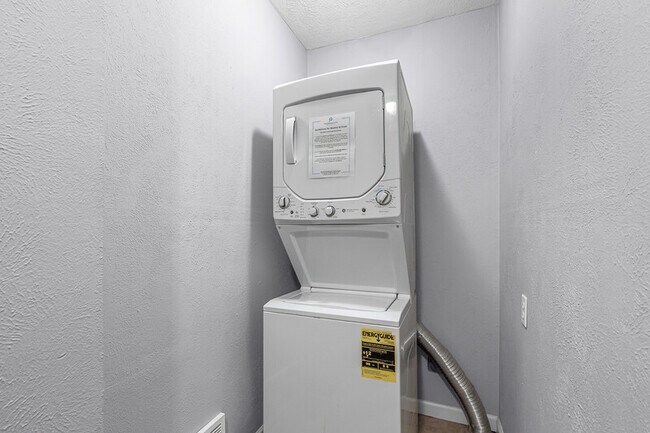 Building Photo - 3521 Jeanette Dr