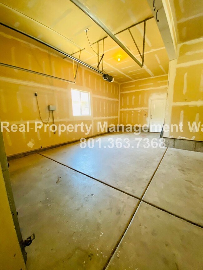 Building Photo - 5 Bedroom 3 Bathroom Riverton Home!