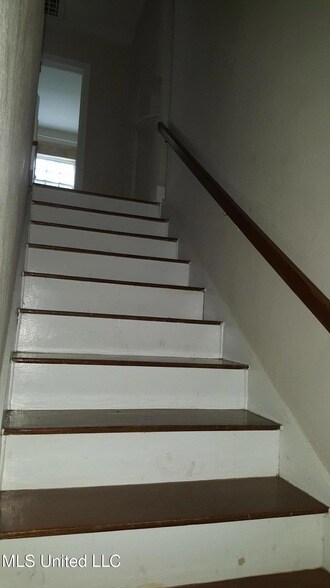 Building Photo - 327 Decelle St