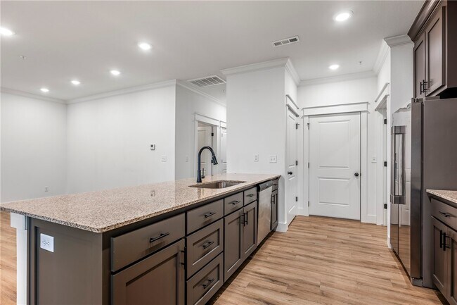 Building Photo - 1610 S 17th Pl
