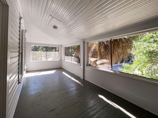 Building Photo - 318 NE 2nd Ave