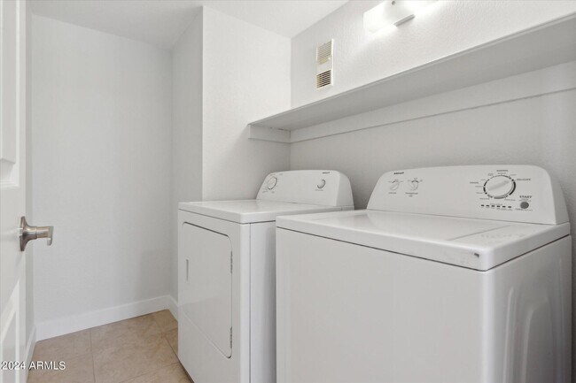 Building Photo - 8649 E Royal Palm Rd