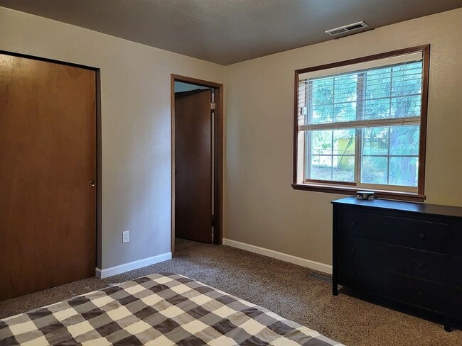 Building Photo - 3 bedroom home in great Keyport location!