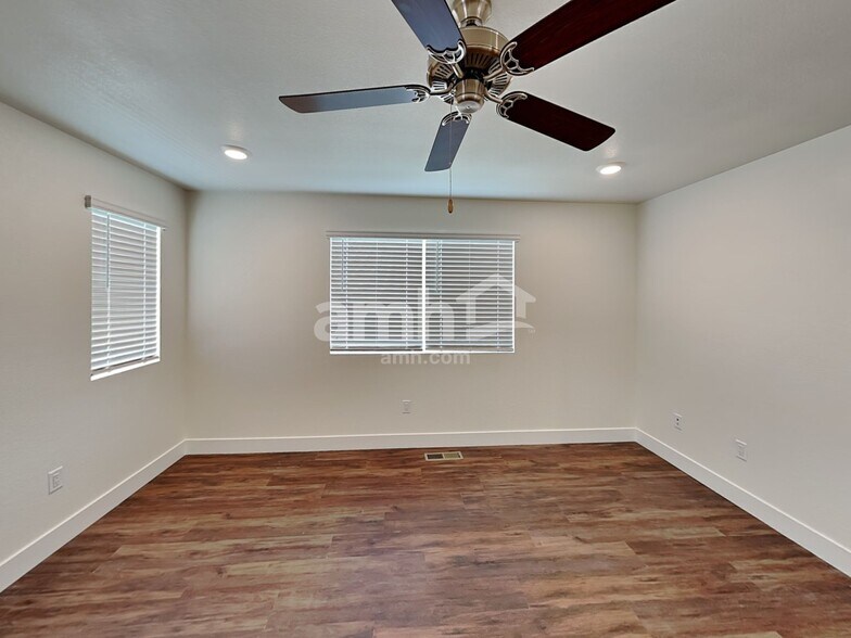 Building Photo - 818 S Oak St