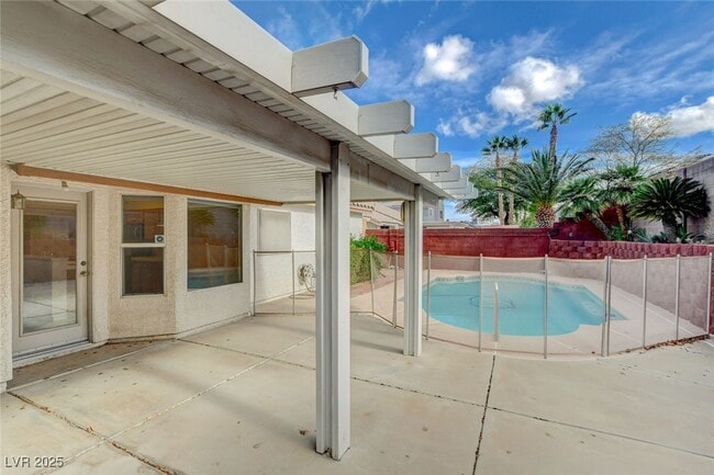 Building Photo - 114 E Tamarack Dr