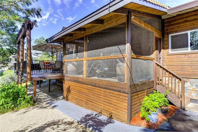 Building Photo - 2 Bedroom Home Tucked away in the Sierras