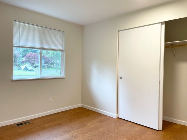 Building Photo - Remodeled 3+1 Bed 2 Bath Rambler in Juanita