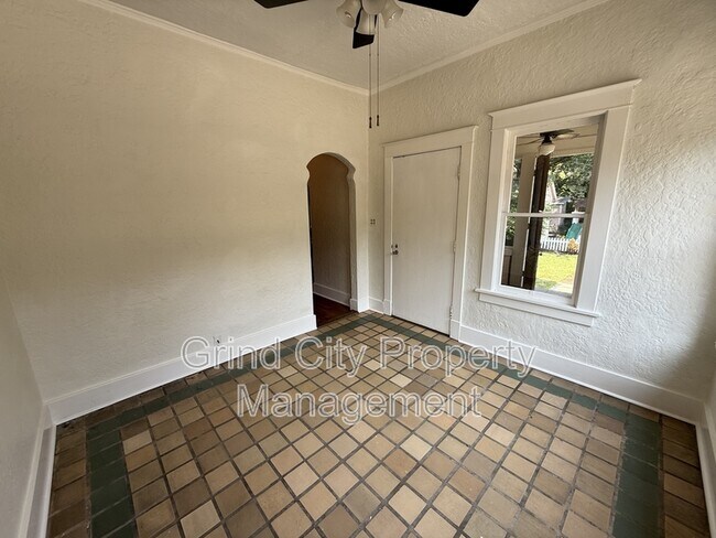 Building Photo - 653 Anderson St