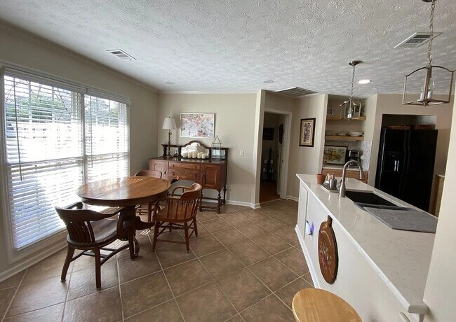 Building Photo - 5010 Emerald Isle Ct