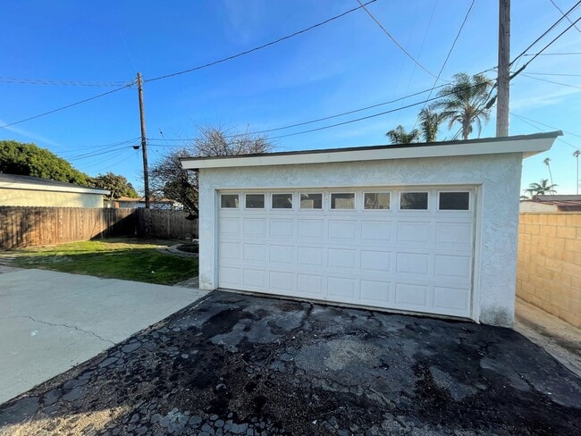 Building Photo - Central Ventura Home with Large Yard!