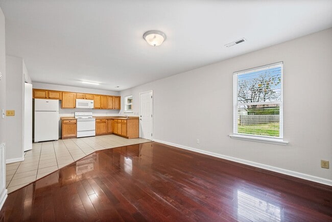 Building Photo - Minutes from Downtown Nashville!