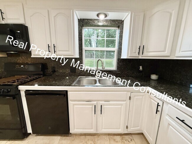 Building Photo - Updated 4 Bedroom, 2 Bath Home with Spacio...