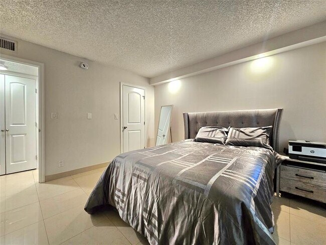 Building Photo - 701 Lyons Rd