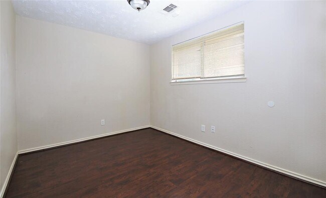 Building Photo - 4731 Pinebrook Ln