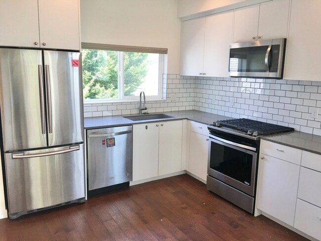 Building Photo - Stunning Town Home with Views of the Sound!