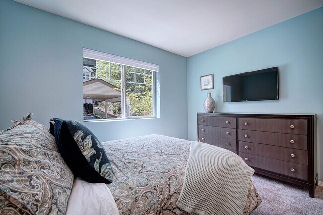 Building Photo - 3Bd/2Ba Issaquah Condo
