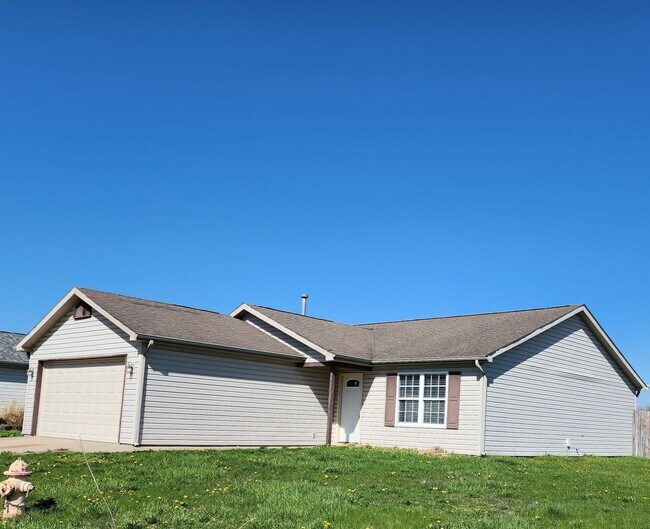 Building Photo - Newly Renovated! 3 Bedroom, 2 Bath, 2 Car ...