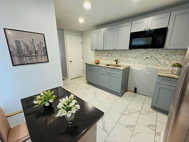 Building Photo - Remodeled 4bd/2 House with Rear yard!! SEC...
