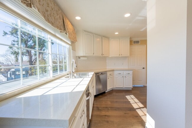 Building Photo - 3 Bedroom & 2 Bathroom