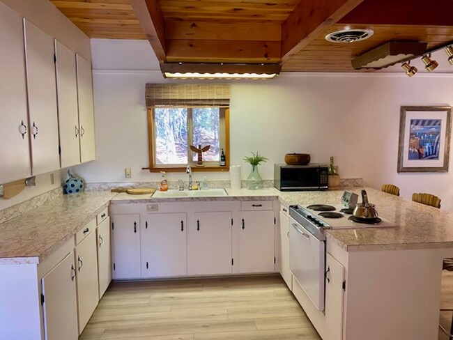 Building Photo - FULLY FURNISHED RENTAL IN LAKE ALMANOR COU...