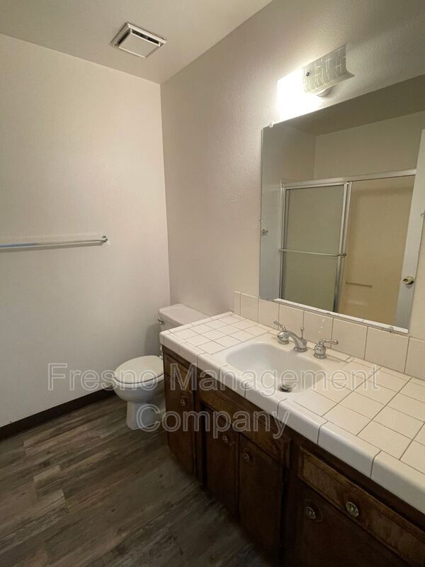 Building Photo - 4033 N Milburn Ave