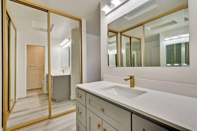 Building Photo - 2 bed 2 bath condo