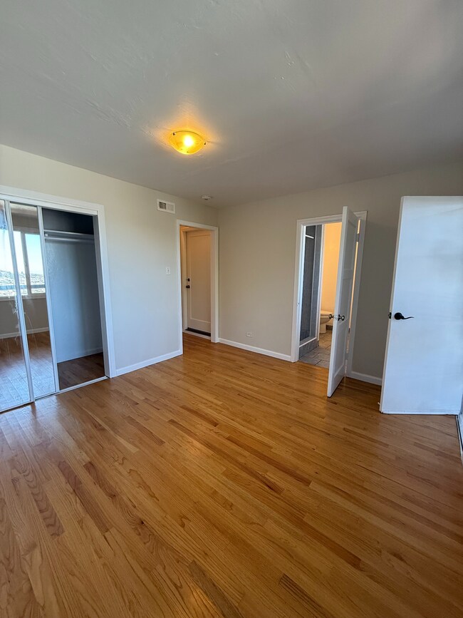 Building Photo - Spacious 3 Bedroom Home Minutes from City ...