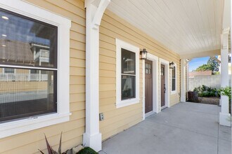 Building Photo - Huge (1,500 square feet) 2 bed, 2.5 bath in Lincoln Heights with parking, in-unit laundry and pri...